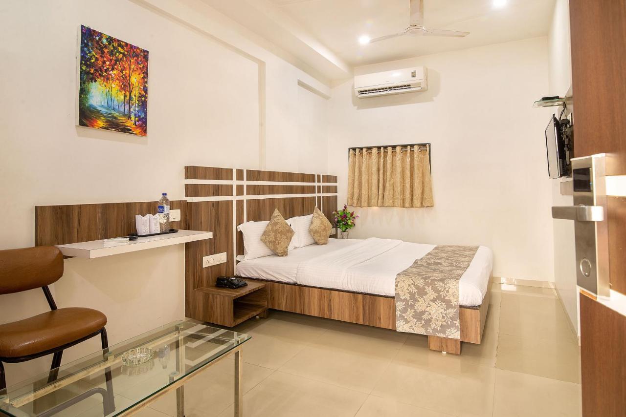 Hotel Satkar Surat Exterior photo