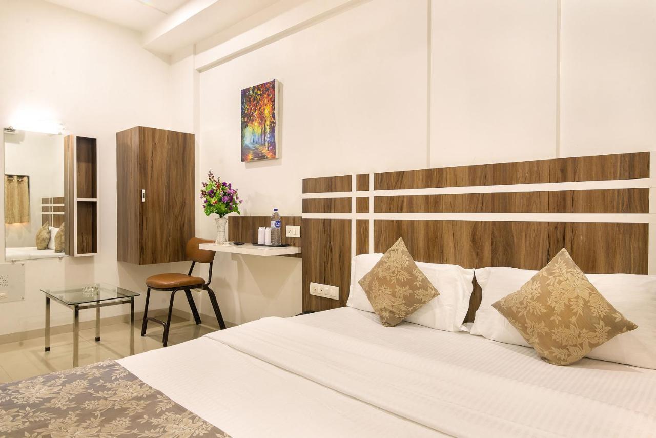 Hotel Satkar Surat Exterior photo